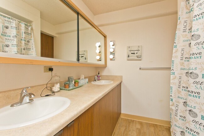 Building Photo - Fully Furnished One Bedroom Unit, Centrally located to Busline, Shopping and Grocery Store