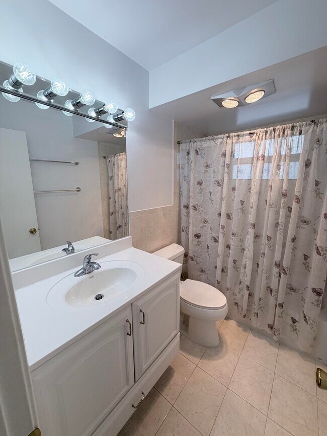 Building Photo - 1000 NE 14th Ave