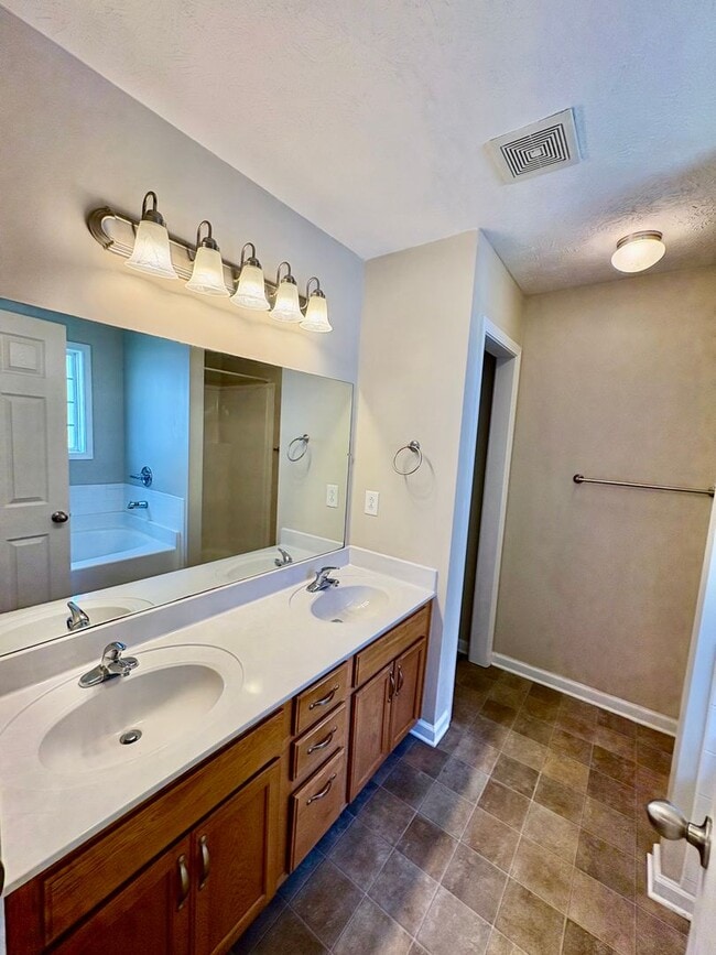 Building Photo - Nice home awaiting you to call home today- close to shopping and dining