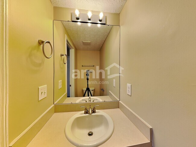 Building Photo - 512 Longview St