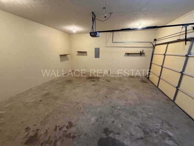 Building Photo - ALL ONE LEVEL IN CLINTON! 3 BDRM, 2 BATH WITH 2 CAR GARAGE!!