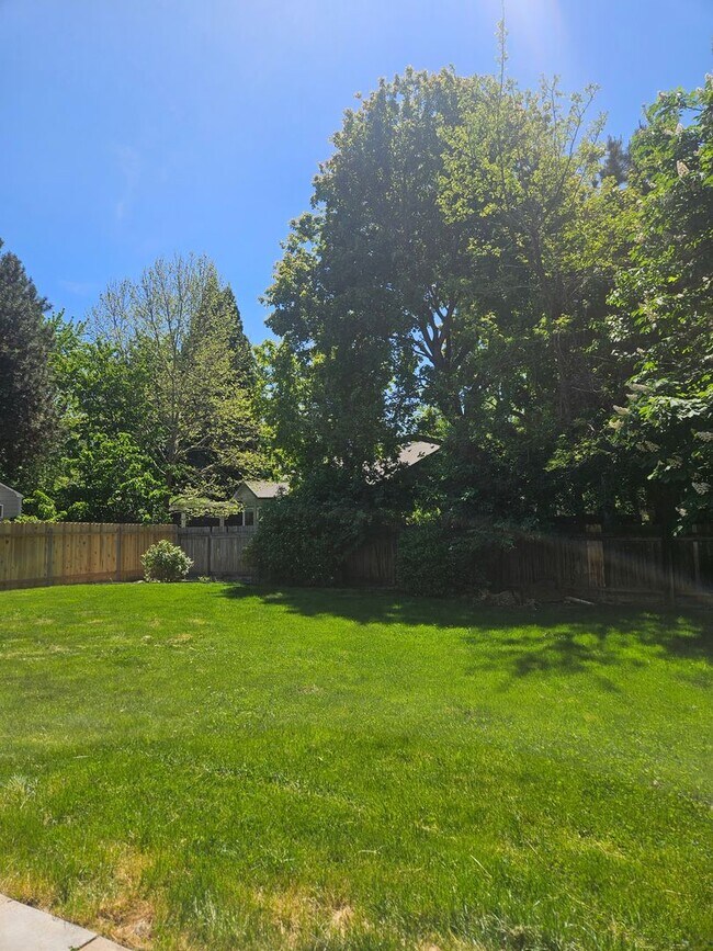 Building Photo - 4 Bedroom 2.5 Bathroom Desireable Merdian Neighborhood