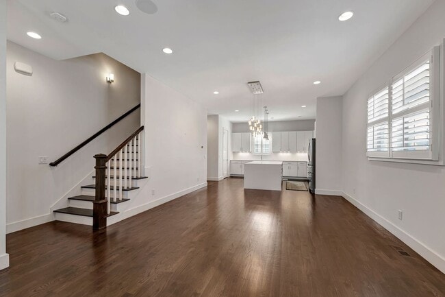 Building Photo - Modern living in Salemtown!