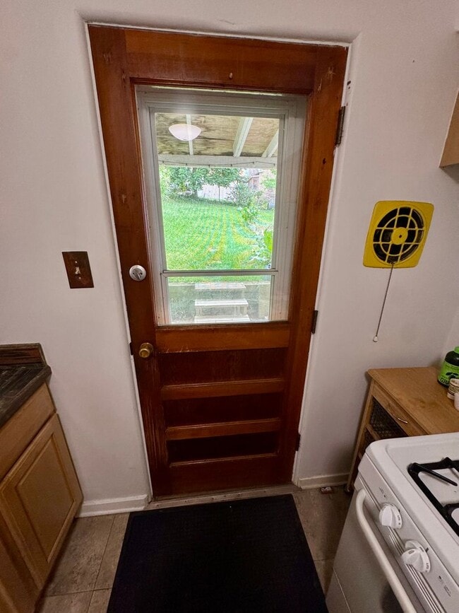 Building Photo - Charming 2 Bed 1 Bath in Beechview!