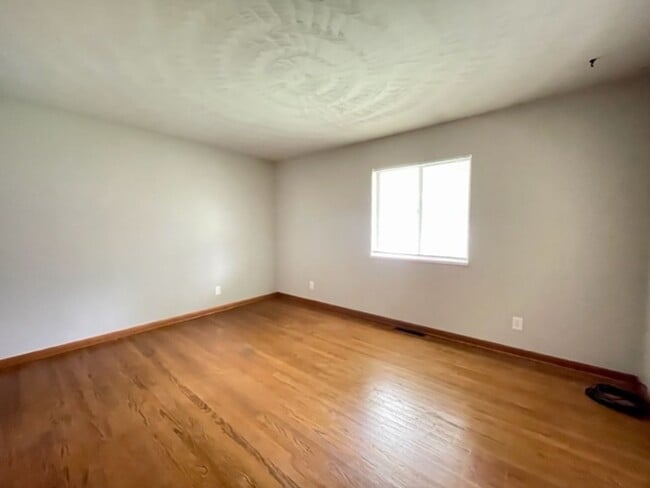 Building Photo - m1071