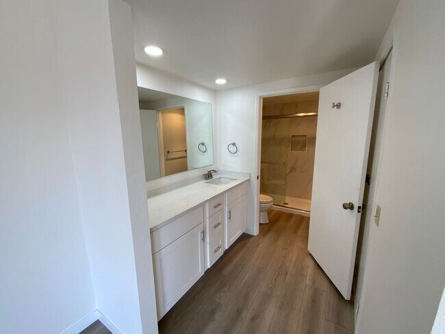 Building Photo - 3 Bedroom Condo on the Bay!