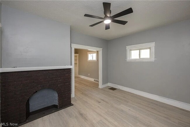 Building Photo - Comfortable & Convenient Cleveland Living