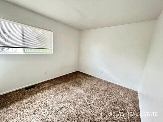 Building Photo - 934 W Moreno Ave