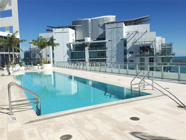Building Photo - 1300 Brickell Bay Dr