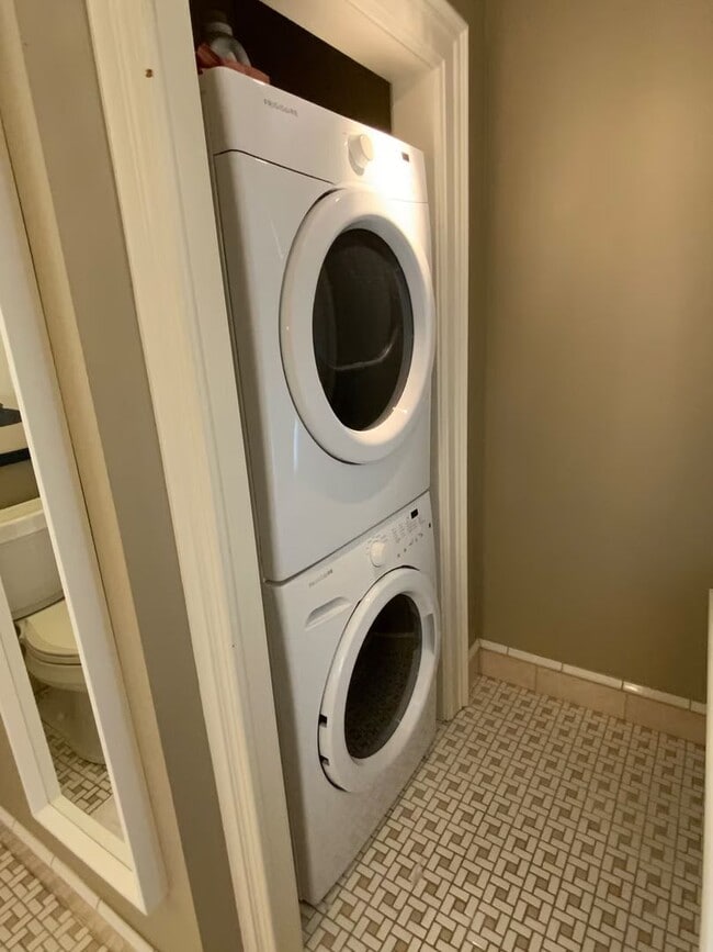 Building Photo - Enormous Upper Floor Unit in Heart of Downtown MKE