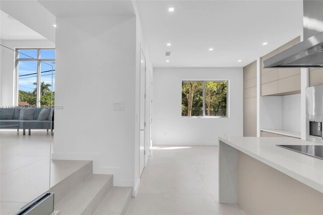 Building Photo - 3204 Plaza St