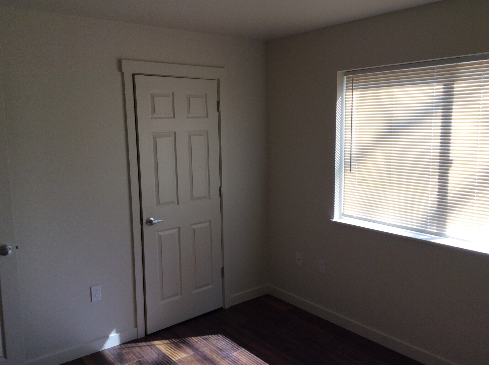 Building Photo - 909 W 4th Ave