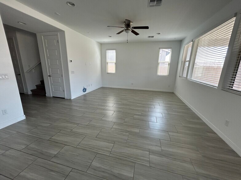 Building Photo - 2348 E Kelly Dr