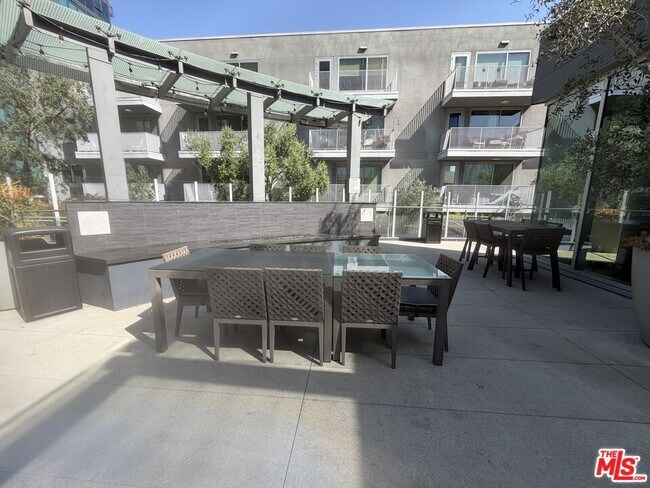 Building Photo - 901 Flower St