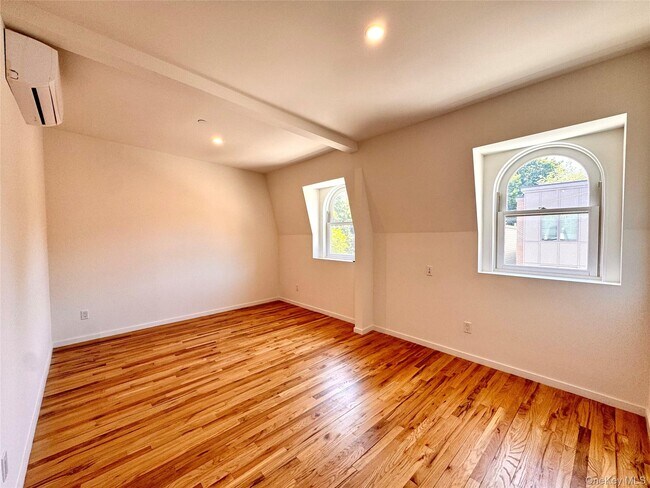 Building Photo - 121 Lander St