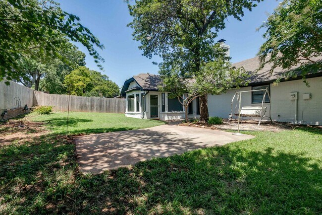 Building Photo - WALK JUST 2 BLOCKS TO EDMOND MEMORIAL – AV...