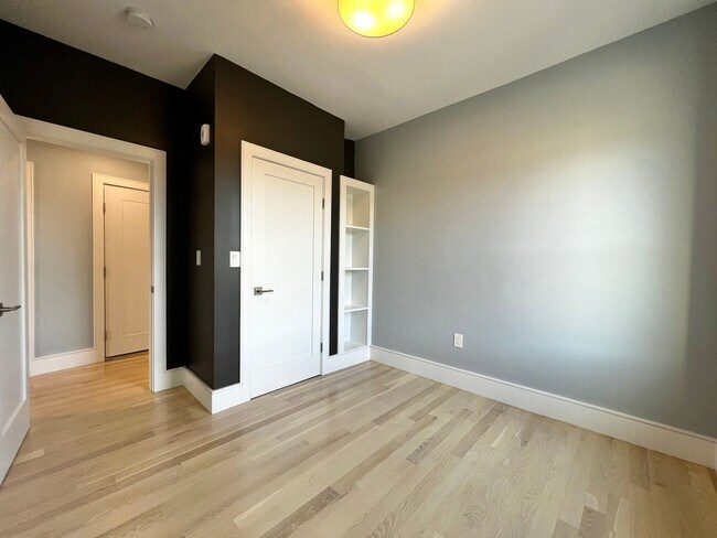 Building Photo - Luxury 4 Bed/2 Bath, LAUNDRY IN-UNIT, Newly Renovated, Private Porch, Washington Square