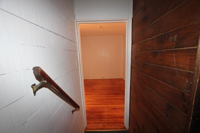 Building Photo - 14 Crombie St