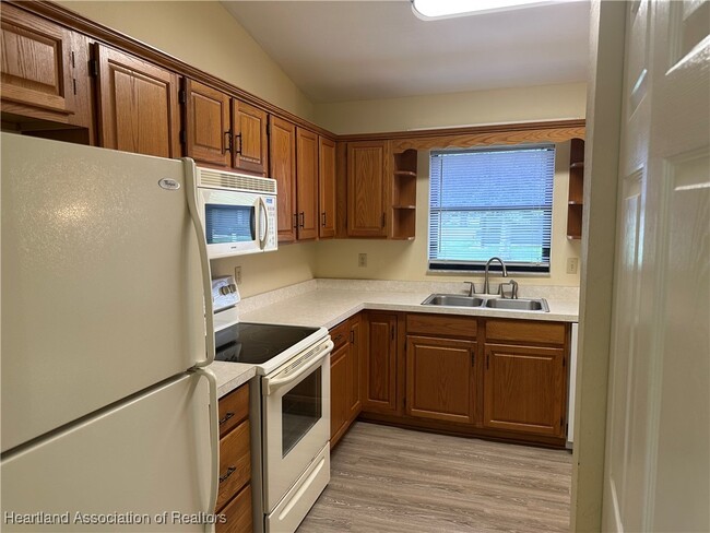 Building Photo - 2531 N Orangewood St