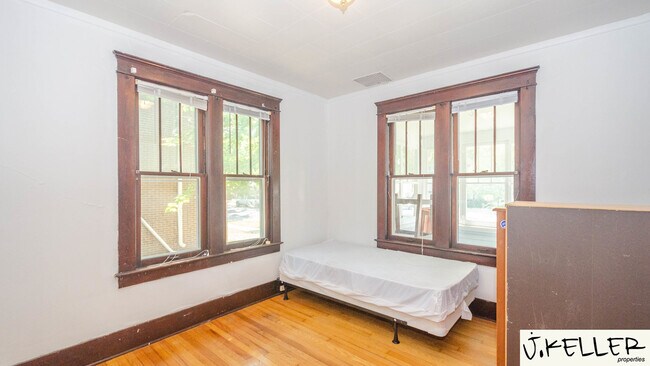 Building Photo - 931 Dewey Ave