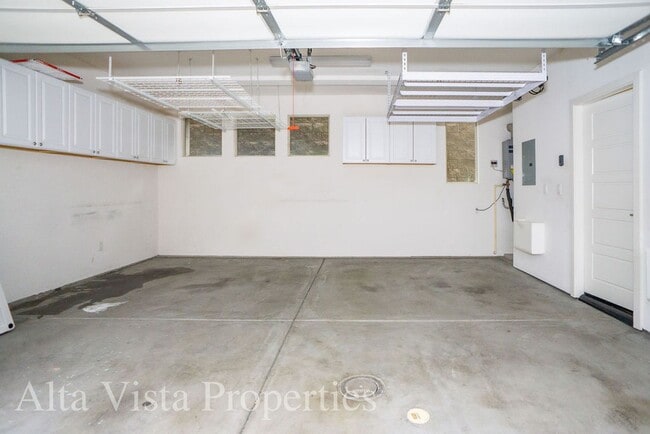 Building Photo - Beautiful Townhome centrally located in Mi...