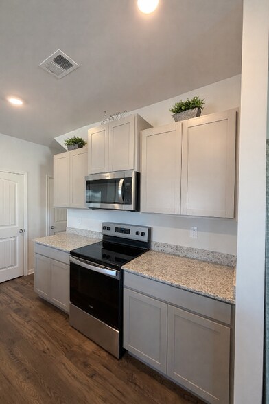 Building Photo - 5559 Wintergreen Dr