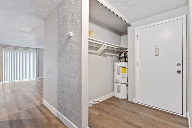 Building Photo - MOVE IN SPECIAL 1ST MONTH RENT FREE!! 2 be...