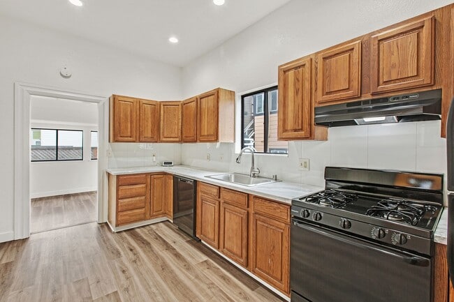 Building Photo - Updated 2 Bedroom Home with Garage in Lowe...