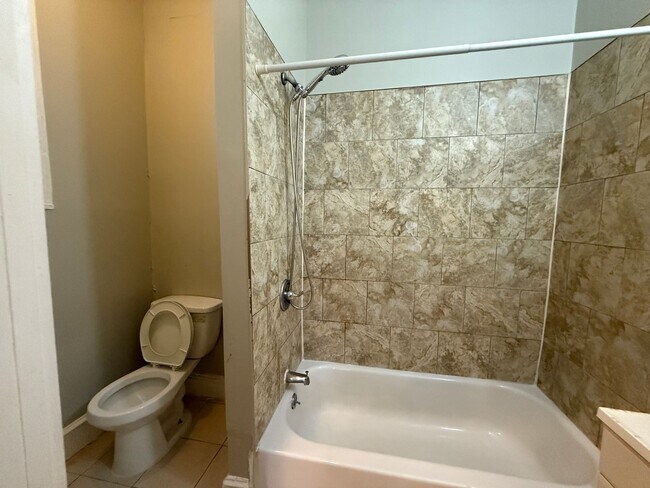 Building Photo - 1828 W Diamond St