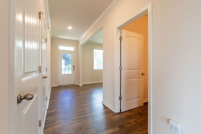 Building Photo - Spacious Family Home for Rent in Fairburn,...