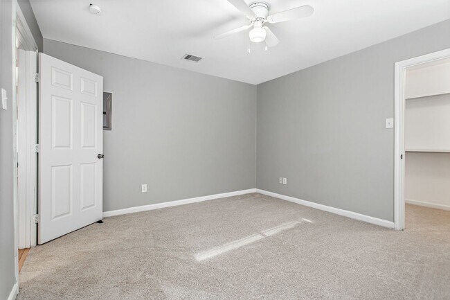 Building Photo - 2 Bedroom, 2 Bath Apartment in Munger Place!
