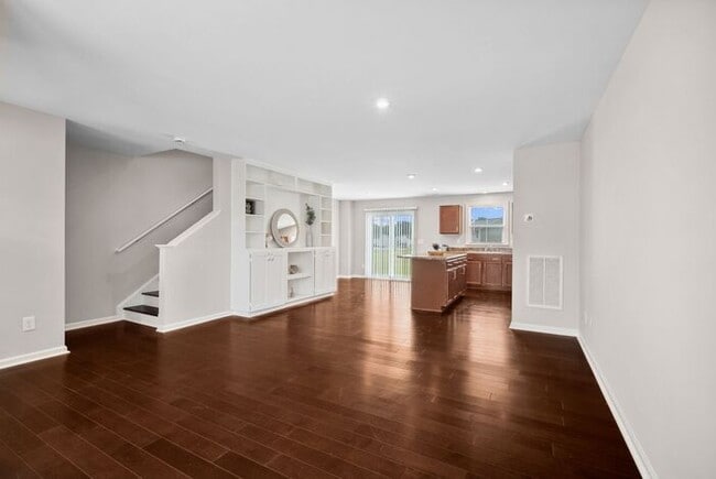 Building Photo - ?Beautifully F?resh Painted Carpetless 4-B...