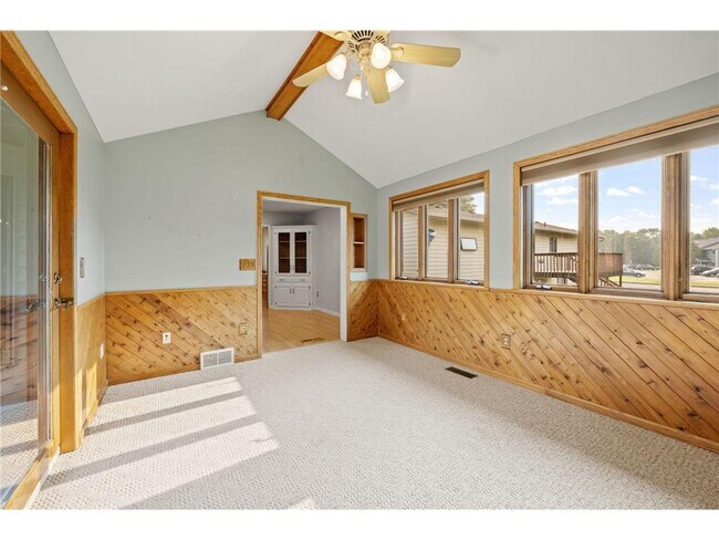 Building Photo - 1008 3rd St NE