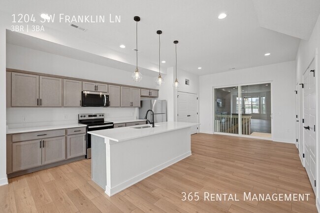 Building Photo - 1204 SW Franklin Dr