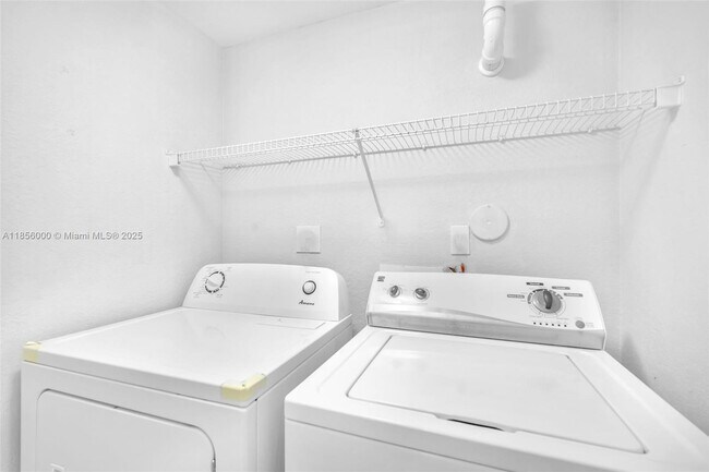Building Photo - 2532 Centergate Dr