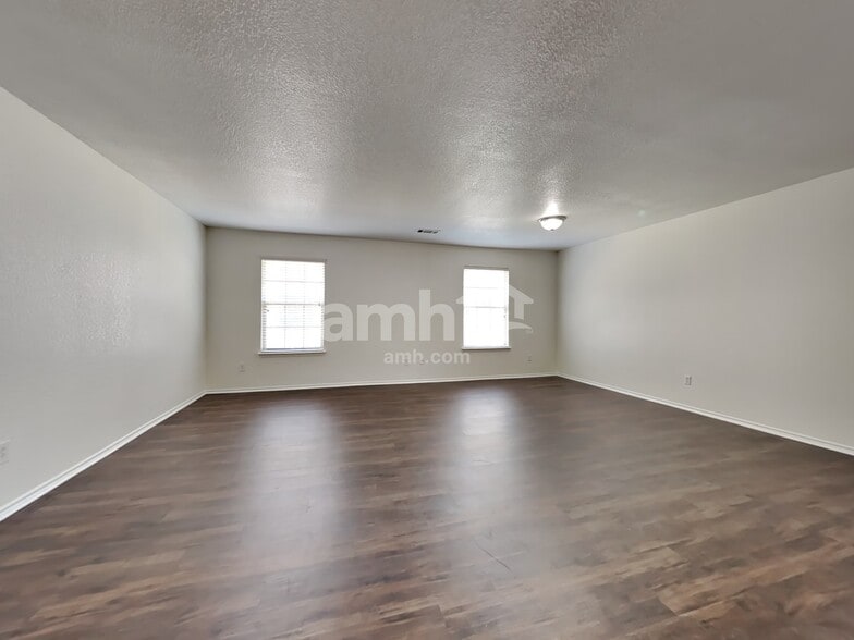 Building Photo - 14117 Cochise Dr