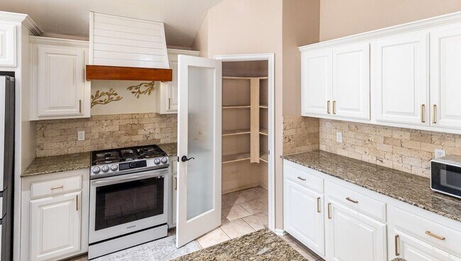 Building Photo - 808 Canyon Dr