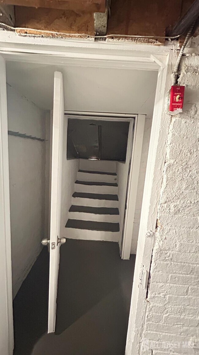 Building Photo - 440 Denison St