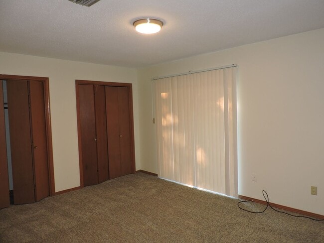 Building Photo - Convenient to interstate, schools & shopping!