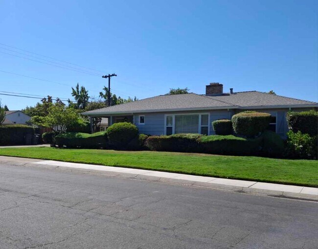 Building Photo - SHOWINGS: MONDAY, 10/13 * WEDNESDAY, 10/15...