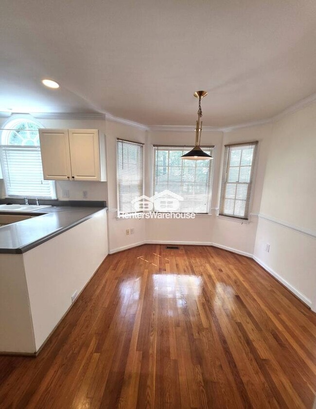 Building Photo - Lovely 3 bedroom, 2 1/2 Bath home in popul...