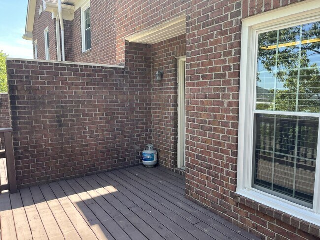 Building Photo - 1622 Brentwood Pointe