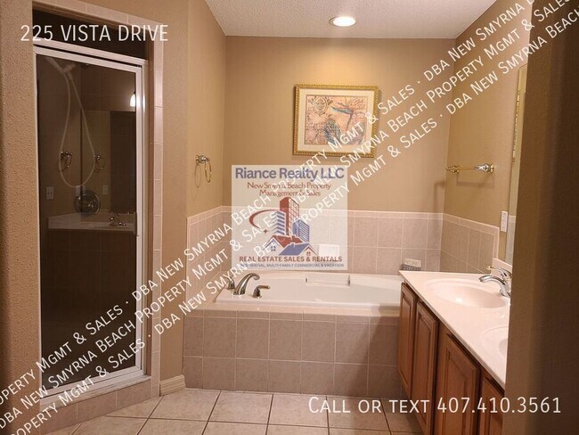 Building Photo - 225 Vista Dr