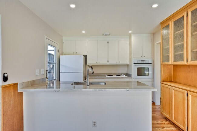 Building Photo - Welcome Home to Beautiful Cambrian Park Ne...