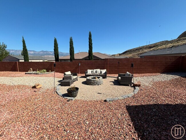 Building Photo - Beautiful home in La Verkin with all the v...