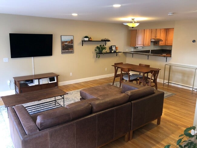 Building Photo - 3Bd/3Ba Seattle Townhouse