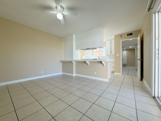 Building Photo - Single Story 3Bed Interior Location Large Yard