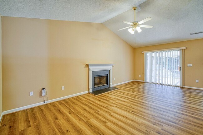Building Photo - Spacious 4 BR, 2 BA Home On Quiet Cul de Sac, Private Fenced Backyard, Community Pool