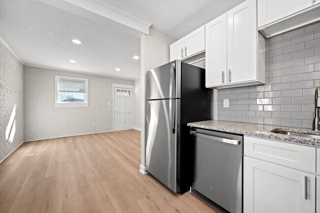 Building Photo - 5013 Oxford St