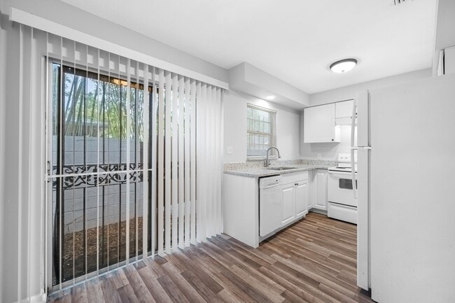 Building Photo - Renovated Seminole Heights Townhome with Laundry Included